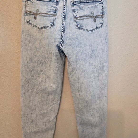 Levi's Denizen Mom Jeans, size 7, inseam is 25". - Picture 6 of 12